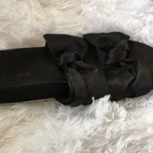 Slide on satin bows blk